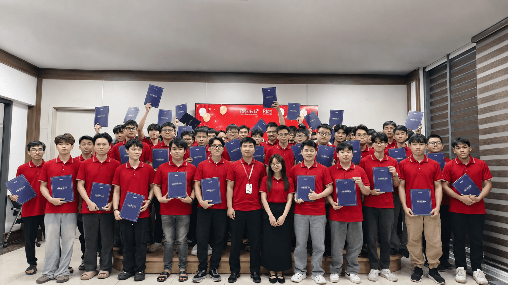 Sinh viên nhận chứng chỉ thực tập tốt nghiệp